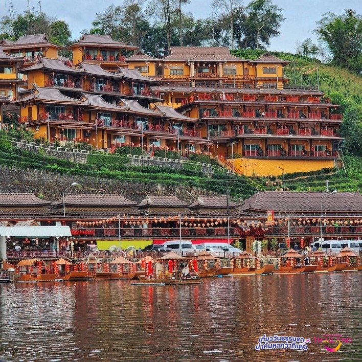 บ้านรักไทย – เสน่ห์แห่งขุนเขาที่ต้องไปให้ได้สักครั้ง 🌿